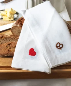 indradanush Shop The Look - Brotzeit|Servietten|Besticktes Leinenservietten-Set "Brezel & Herz"